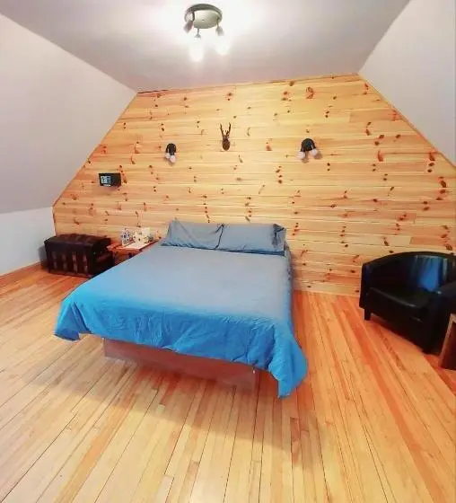 バス共有のスタンダードルーム, Auberge Le P Tit Bonheur Hostel