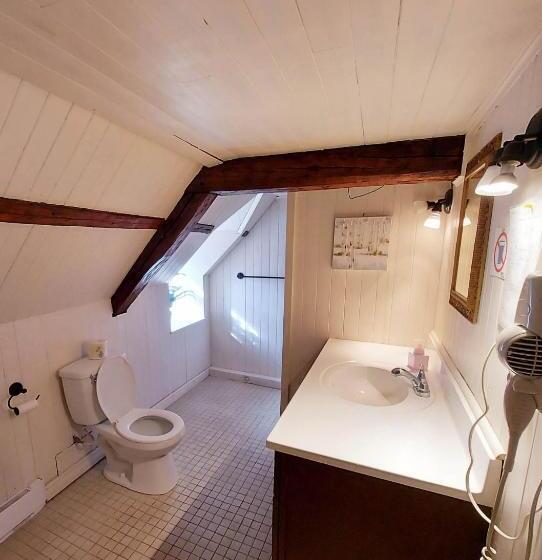 חדר סטנדרט לשלושה, Auberge Le P Tit Bonheur   Hostel