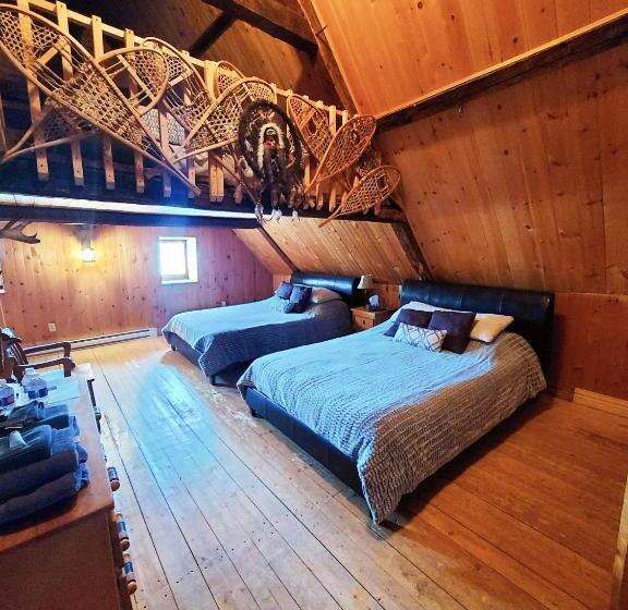 חדר סטנדרט לשלושה, Auberge Le P Tit Bonheur   Hostel