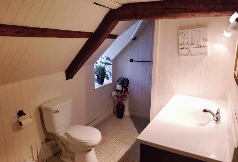 Номер Стандарт Трехместный, Auberge Le P Tit Bonheur   Hostel