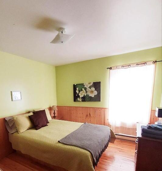 バス共有のスタンダードルーム, Auberge Le P Tit Bonheur   Hostel