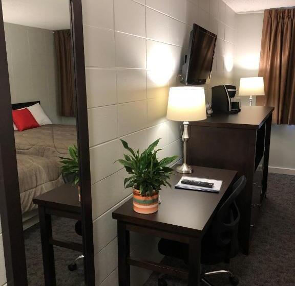 带2个双人床的标准工作室, Capri Motor Inn
