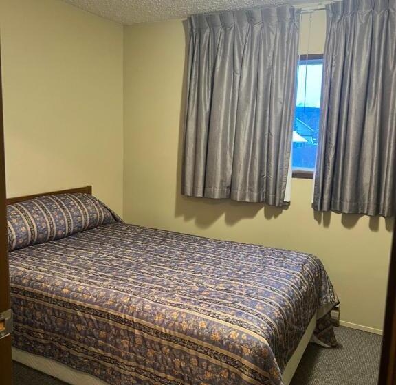 غرفة قياسية ثلاثية, Capri Motor Inn