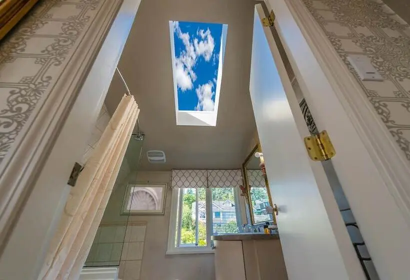 سوییت با چشم‌انداز دریا, Crystal S View Bed & Breakfast