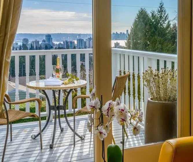 سوییت لوکس, Crystal S View Bed & Breakfast