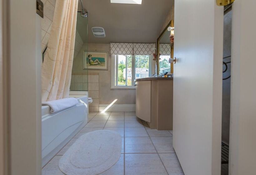 オーシャンビュースイート, Crystal S View Bed & Breakfast