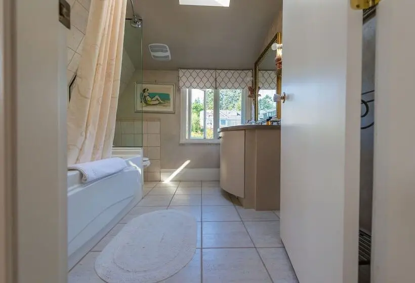 سوییت با چشم‌انداز دریا, Crystal S View Bed & Breakfast