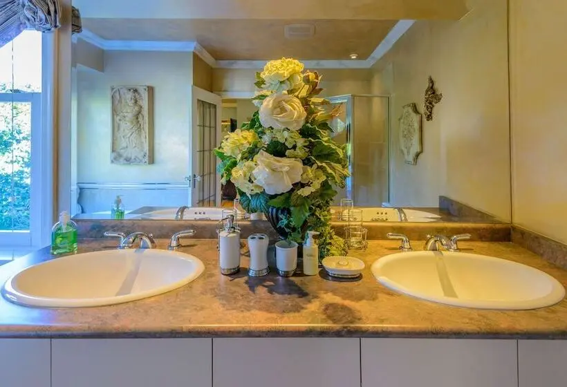 سوییت لوکس, Crystal S View Bed & Breakfast