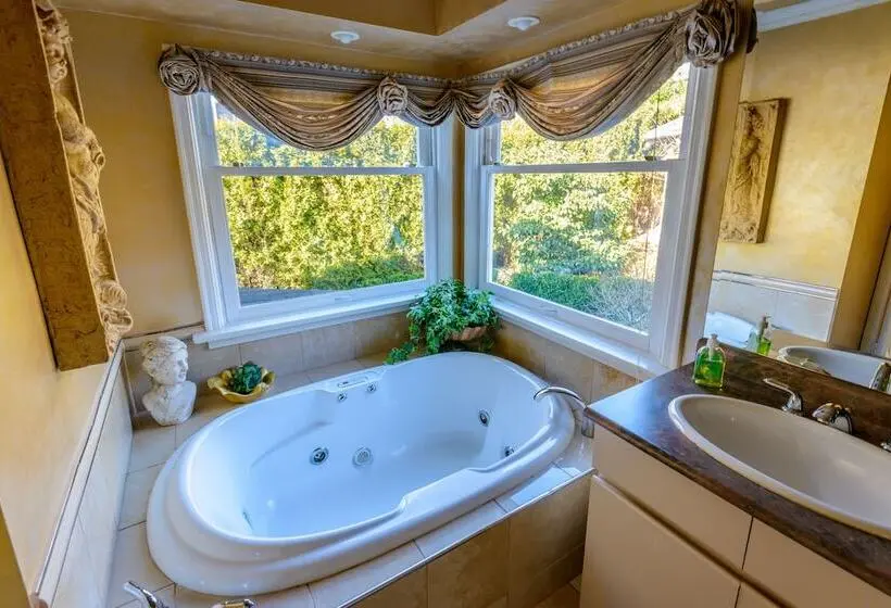 سوییت لوکس, Crystal S View Bed & Breakfast