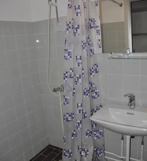 Standard Yhden Hengen Huone, Lakolk