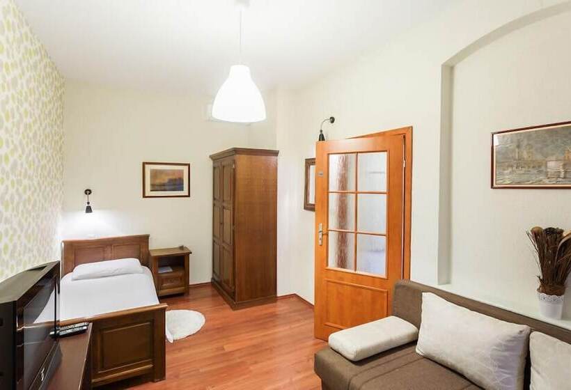 غرفة عائلية, Maksimilian Osijek