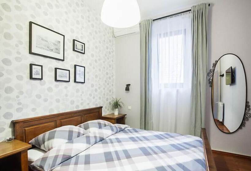 غرفة عائلية, Maksimilian Osijek