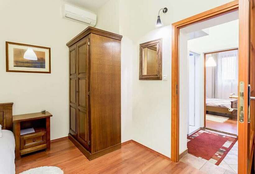 غرفة عائلية, Maksimilian Osijek