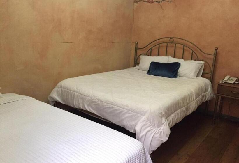 חדר קלאסי לשלושה, Ines Maria