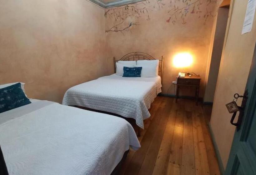 חדר קלאסי לשלושה, Ines Maria