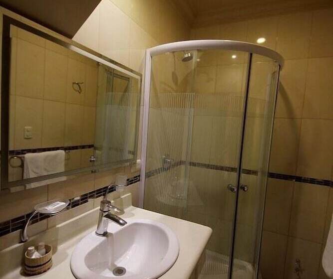 חדר סטנדרט לארבעה, Ines Maria