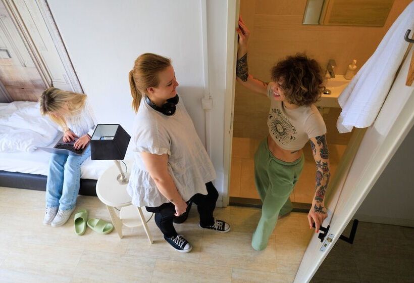 ルームシェアのワンベッド, Will & Tate City Stay