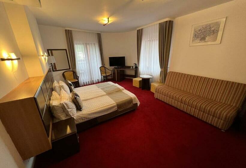 غرفة قياسية ثلاثية, Belvedere