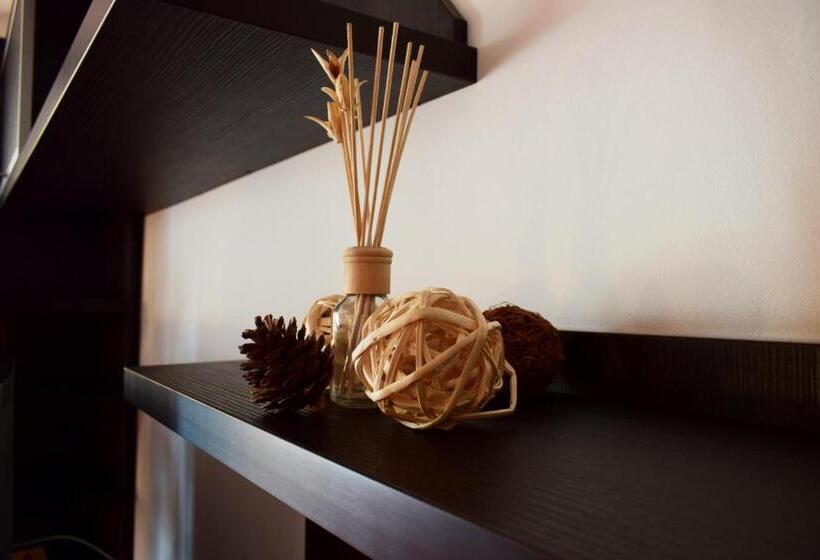 小型套房, Corona