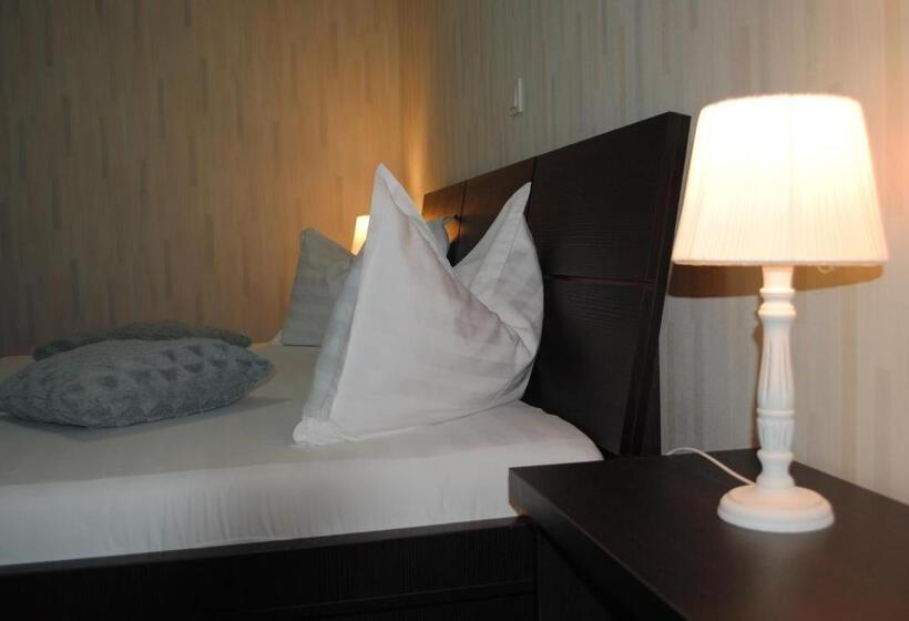 小型套房, Corona