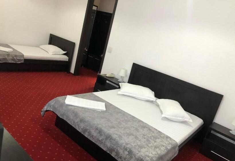 标准三人间, Corona