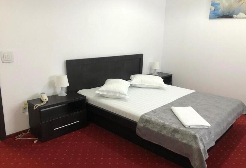 标准三人间, Corona