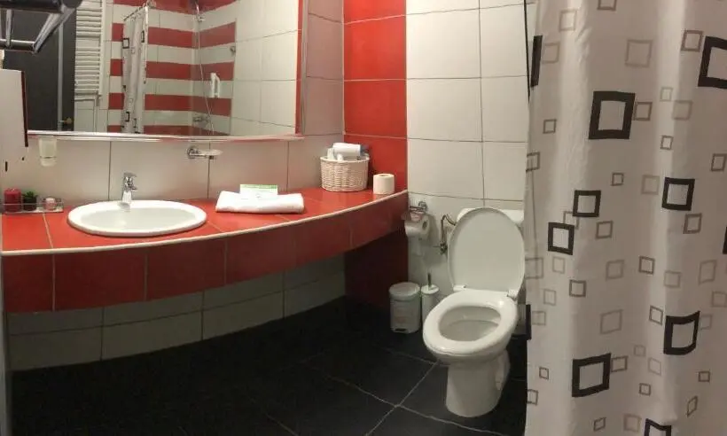 Standard Kolmen Hengen Huone, Corona