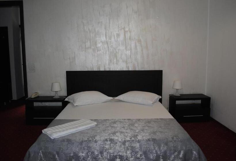 标准三人间, Corona