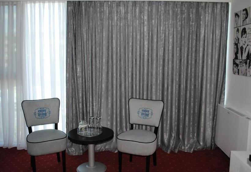 豪华房间, Corona