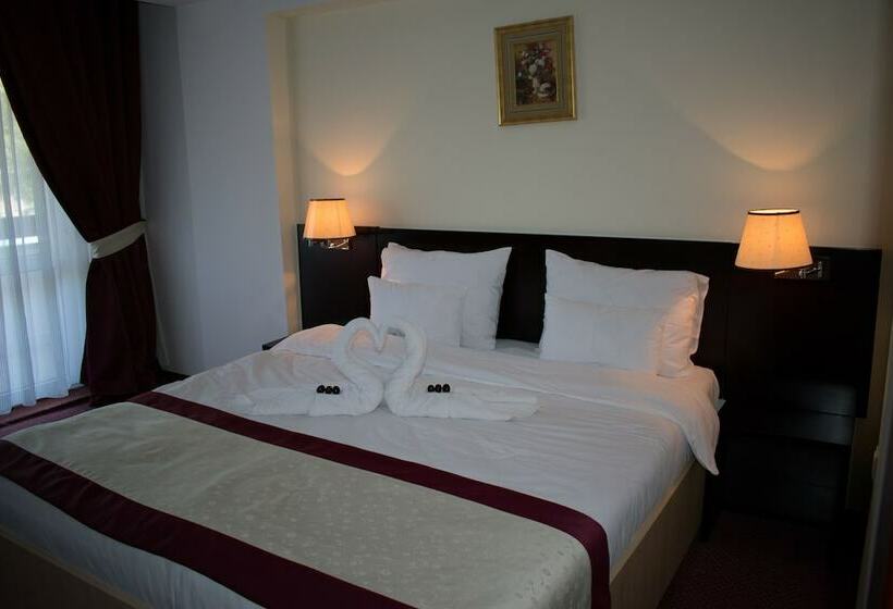 Апартаменты 2 Спальни, Europolis