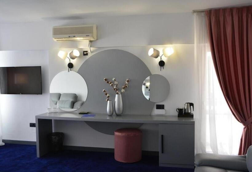 Номер Deluxe, Europolis