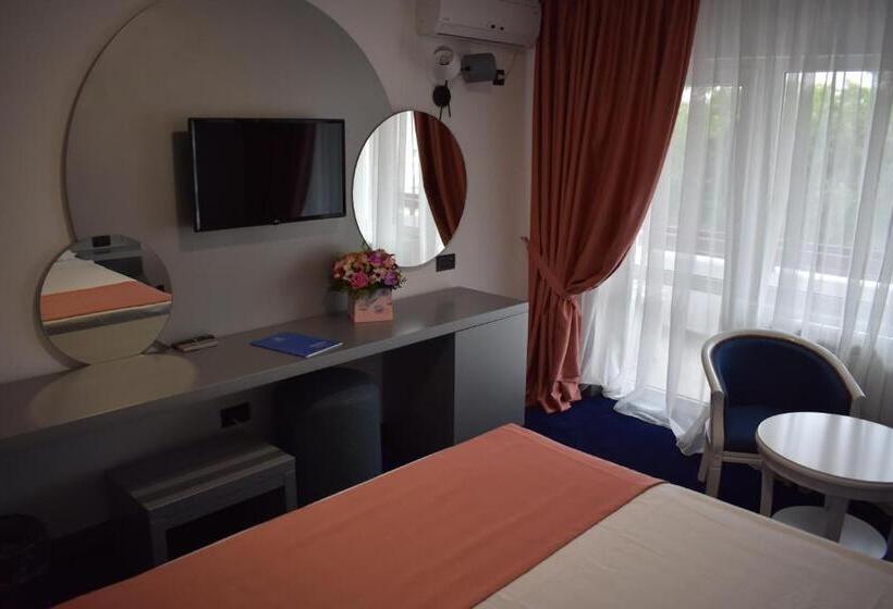 Номер Deluxe, Europolis