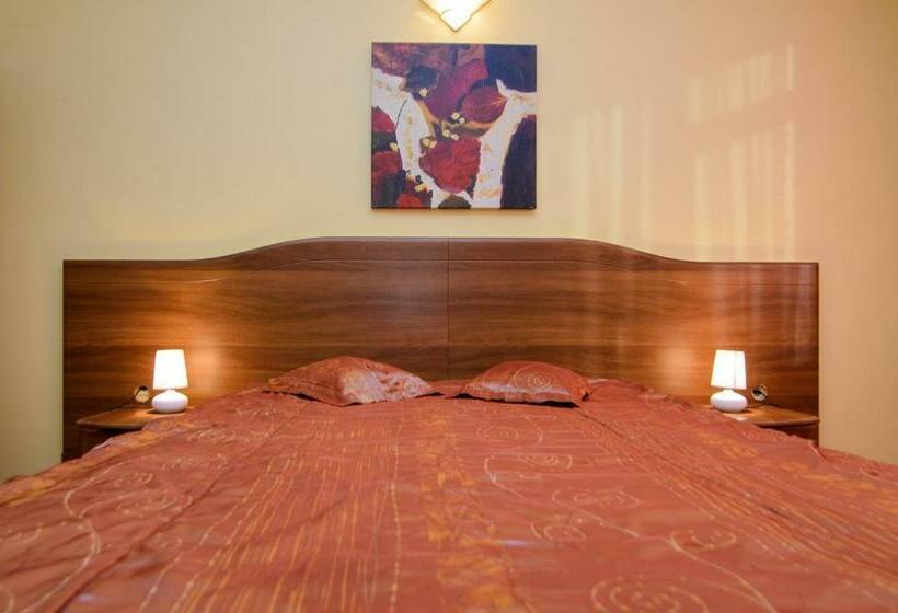 חדר דלוקס, Fan Sebes