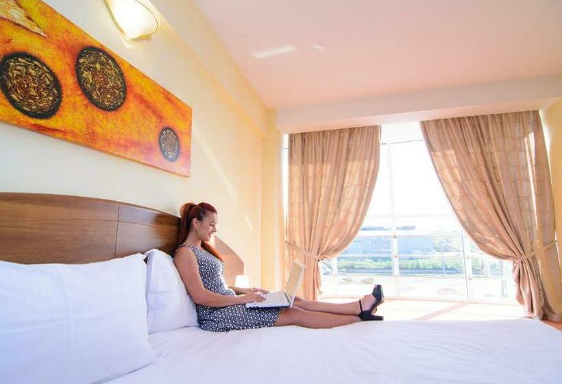 חדר דלוקס, Fan Sebes