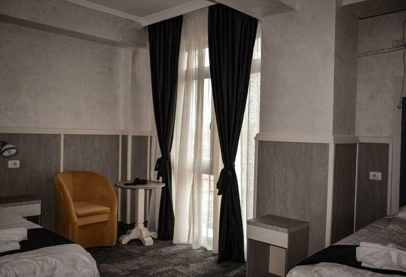 标准三人间, Golden Rose Residence