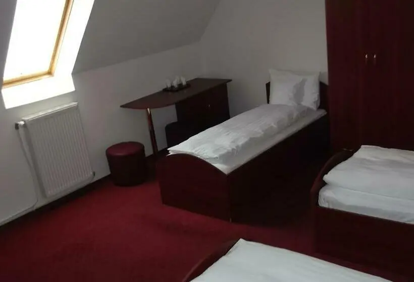 Standard Triple Room, Melody