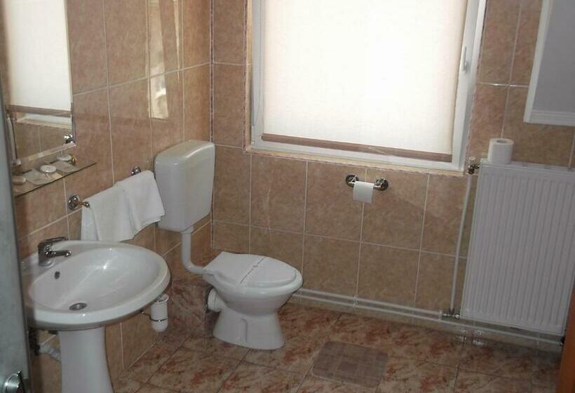 غرفة قياسية ثلاثية, Melody