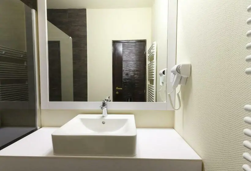 Standard Kolmen Hengen Huone, Ymy Hotels Târgu Jiu