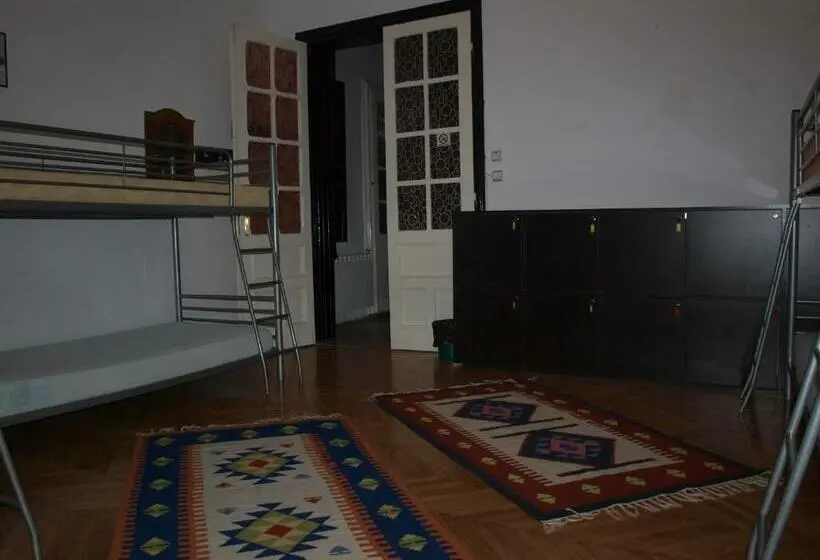 ルームシェアのワンベッド, Mosaico Alfetta Hostel
