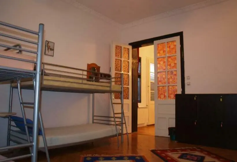 ルームシェアのワンベッド, Mosaico Alfetta Hostel