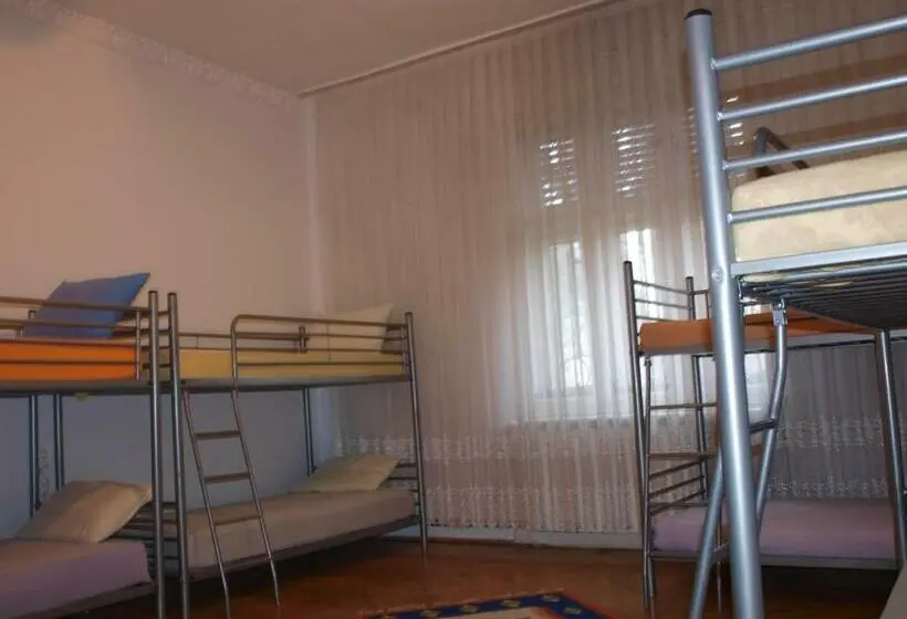 ルームシェアのワンベッド, Mosaico Alfetta Hostel