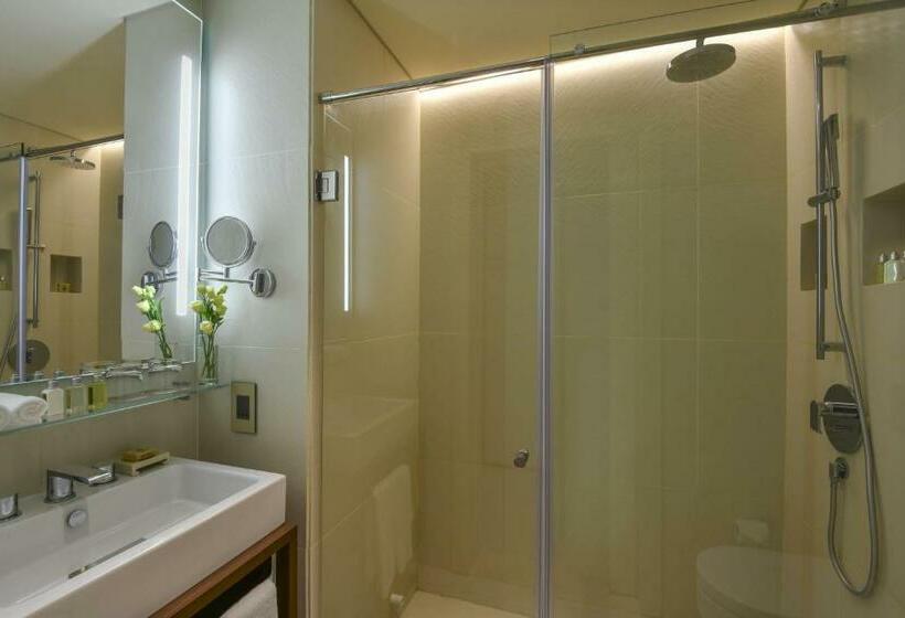 带大床的标准工作室, Voco Doha West Bay Suites, An Ihg