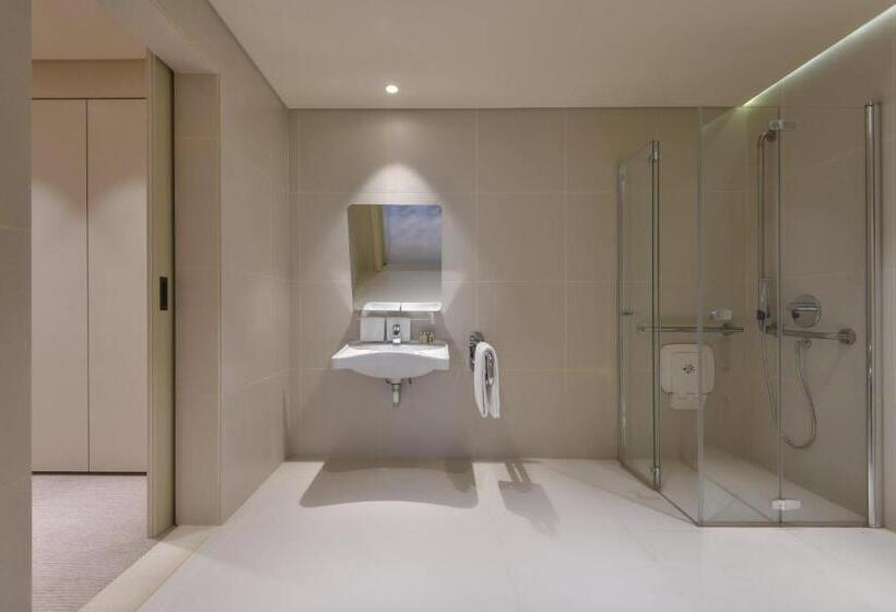 带大床的套房, Voco Doha West Bay Suites, An Ihg