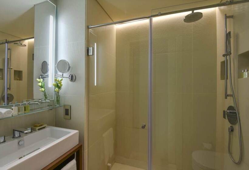 带城市景观的套间, Voco Doha West Bay Suites, An Ihg