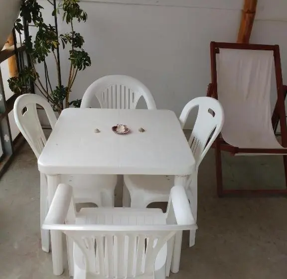 Standardi kolmen hengen huone ulkopuolinen kylpyhuone, El Buen Samaritano Backpackers   Hostel