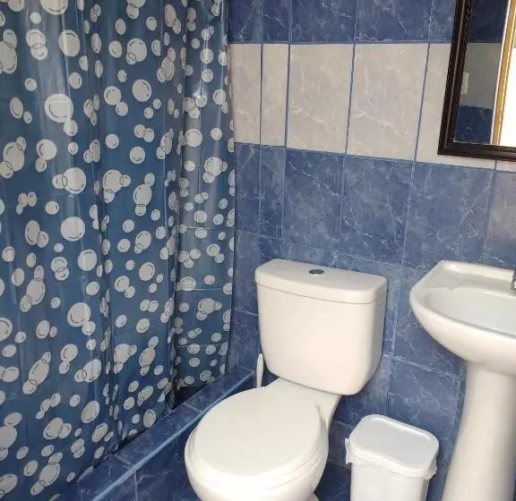 Standardi kolmen hengen huone ulkopuolinen kylpyhuone, El Buen Samaritano Backpackers   Hostel