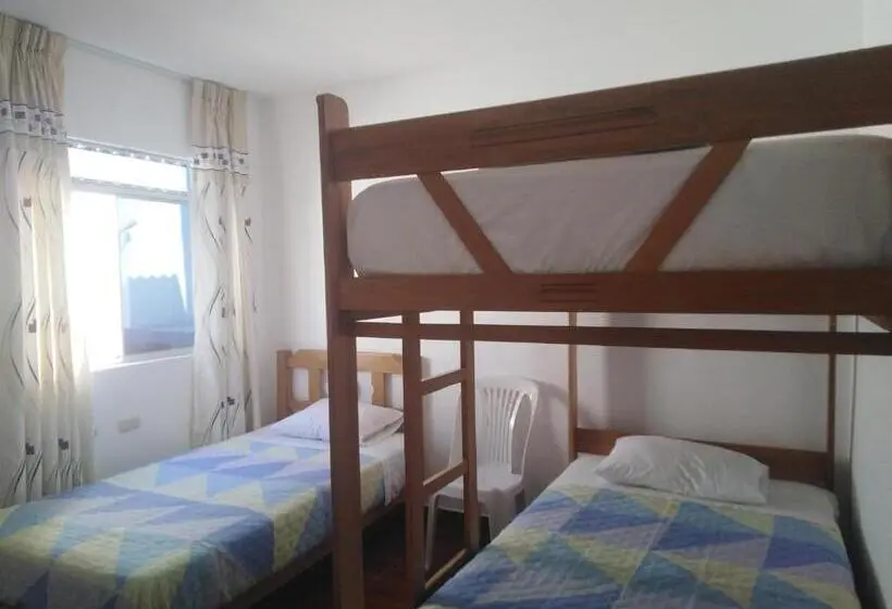 Standardi kolmen hengen huone ulkopuolinen kylpyhuone, El Buen Samaritano Backpackers   Hostel