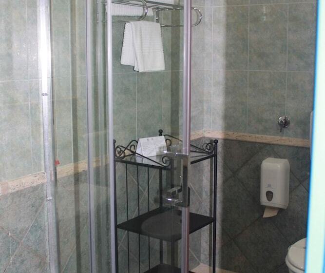 标准三人间, Al Faro