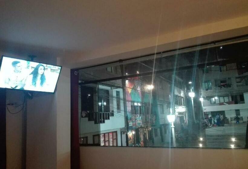 غرفة قياسية ثلاثية, Cubas Home Machupicchu