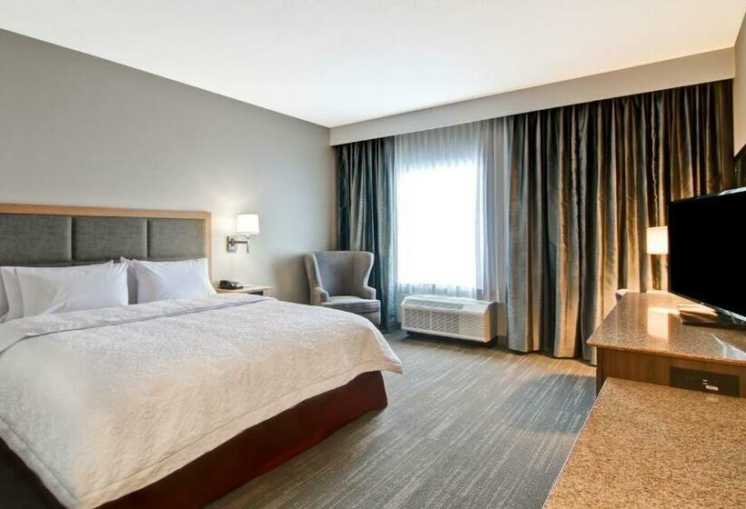 غرفة قياسية سرير كينج لذوى الإحتياجات الخاصة, Hampton Inn & Suites By Hilton Grande Prairie
